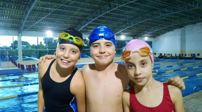 Os trigêmeos Maria Júlia, João Gustavo e Maria Luiza, ansiosos para a primeira competição.