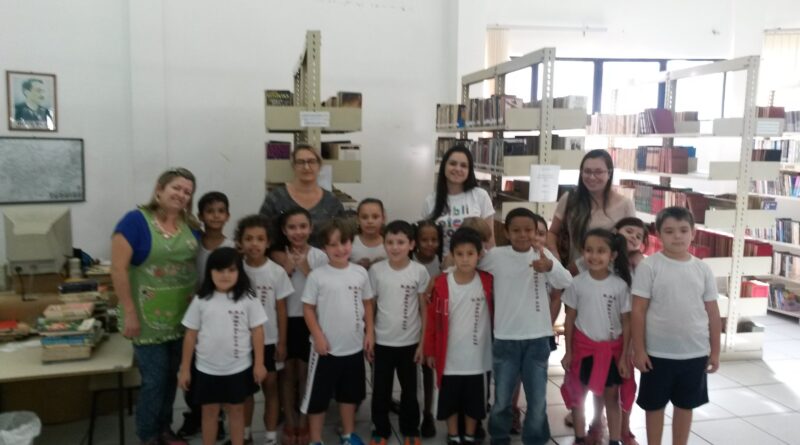 Para celebrar, alunos do 1º, 2º e 3º ano do ensino fundamental da Escola de Educação Básica Hercílio Luz visitaram a biblioteca.