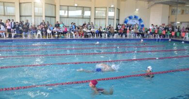 Festival incentiva à prática da natação e comemora aniversário de Tubarão