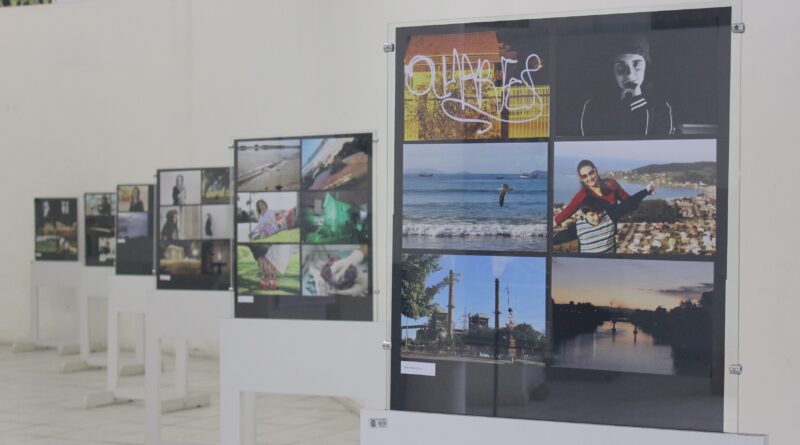 A exposição “Olhares” conta com painéis feitos com 60 fotos de 10 alunos do curso de fotografia digital do Senac.