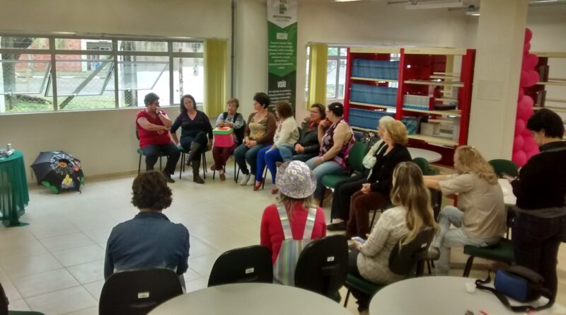 Oficina de sabão e contação de histórias envolvem integrantes do projeto "Mulheres Sim"