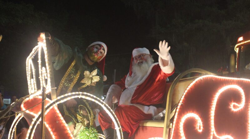 O evento foi intitulado Desfile Cultural de Natal – Chegada do Papai Noel.