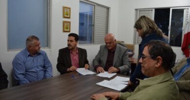 Os convênios foram assinados pelo prefeito Olavio Falchetti e pelo secretário de Desenvolvimento Regional Estêner Soratto Júnior