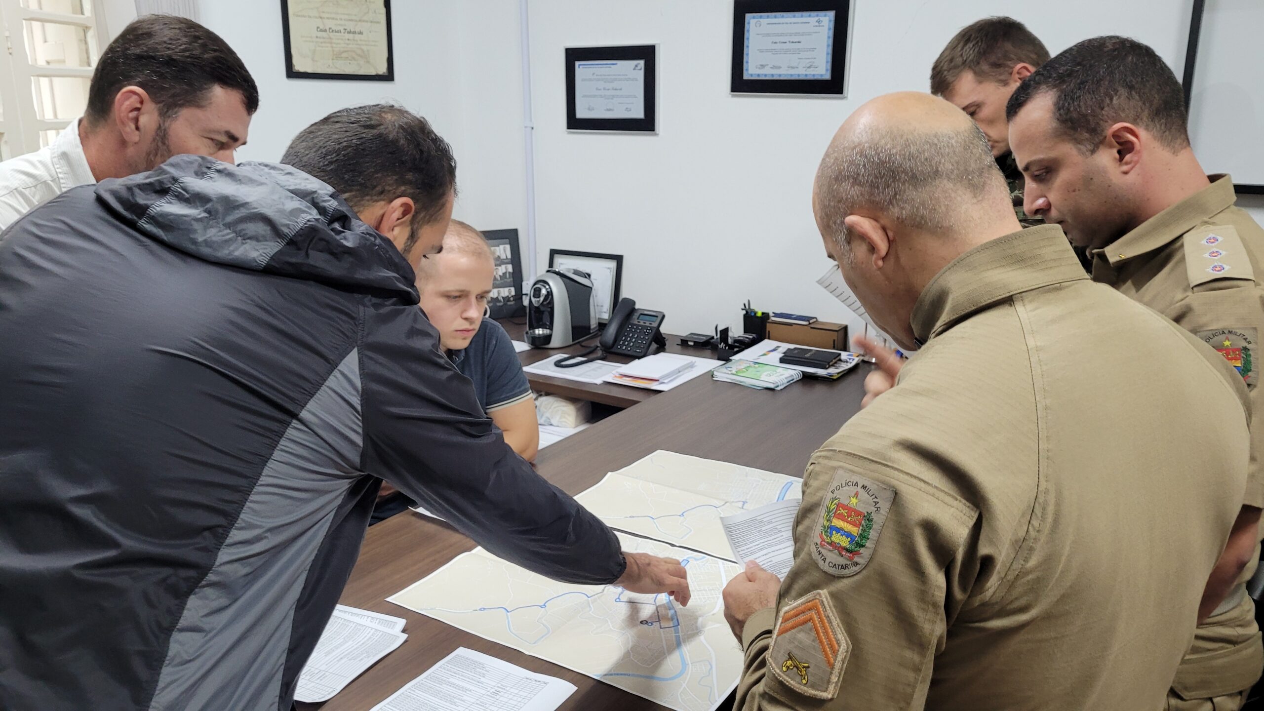 Prefeito e representantes do Exército discutem instalação do