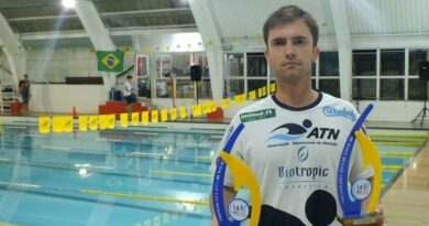 O técnico André exibe os troféus conquistados em Florianópolis