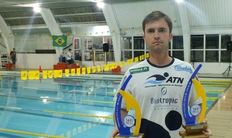 O técnico André exibe os troféus conquistados em Florianópolis