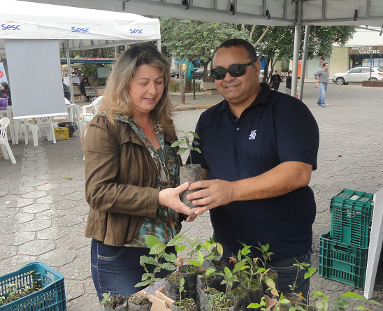 A Fundação Municipal de Meio Ambiente (FUNAT) distribuiu somente neste dia, mais de 300 mudas em parceria com a Tractebel Energia.