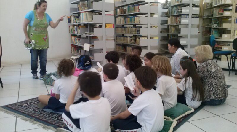 Estudantes foram recebidos com contação de história na Biblioteca Olavo Bilac