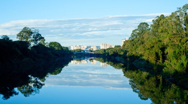 Vista do rio Tubarão, no centro da cidade