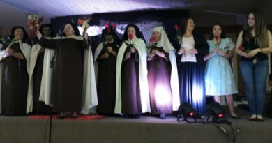 Apresentação de teatro faz parte da programação da festa da paróquia