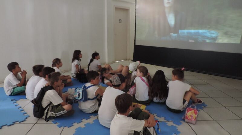 A turma do 3° ano da escola Henrique Fontes foi a responsável por estrear a sala de cinema educativa.