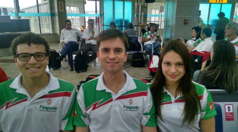 Os nadadores Cassiano de Souza Benedetti e Emilin Honorato Fernandes viajam acompanhados pelo técnico André Lemos