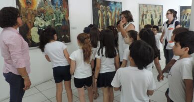 Além de conhecerem a obra de perto, os alunos também exploraram outras obras do artista.