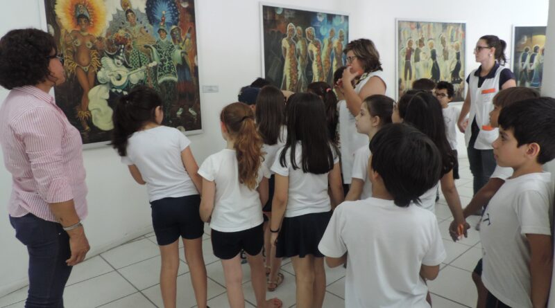 Além de conhecerem a obra de perto, os alunos também exploraram outras obras do artista.