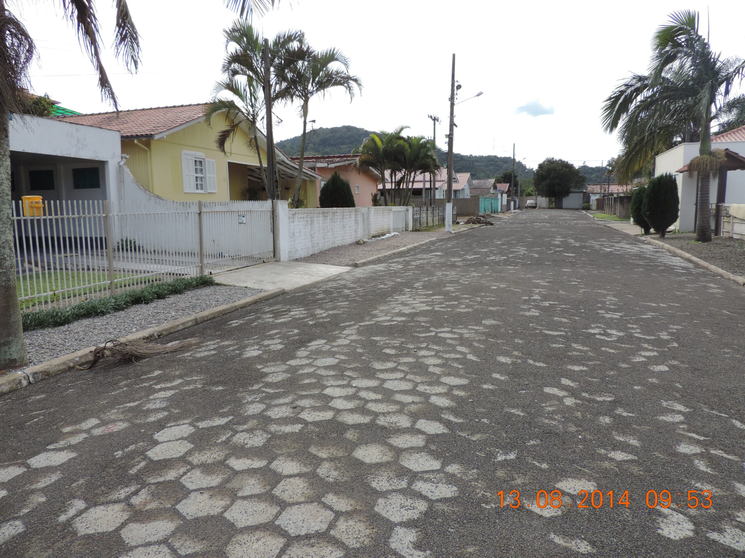 As obras de pavimentação integram o programa Pavimenta Tubarão e estão sendo realizadas em parceria com os moradores do bairro São João Margem Direita.