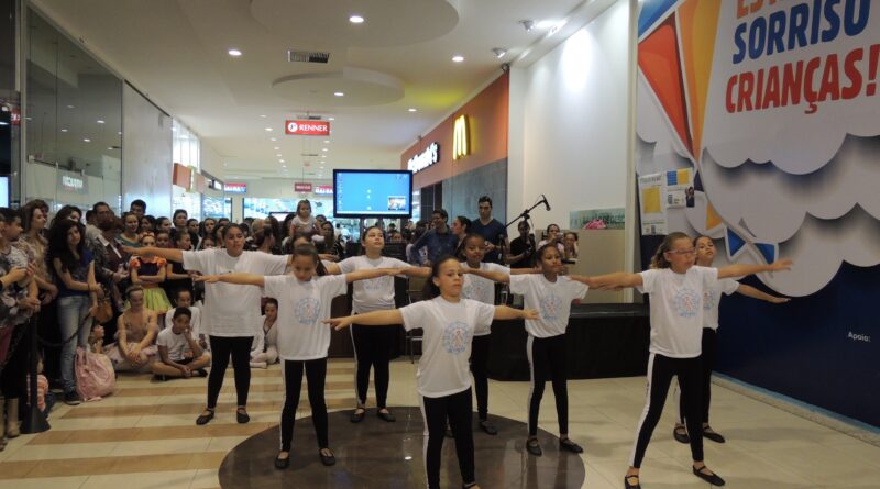 Participantes da oficina de dança fizeram apresentação no Farol Shopping