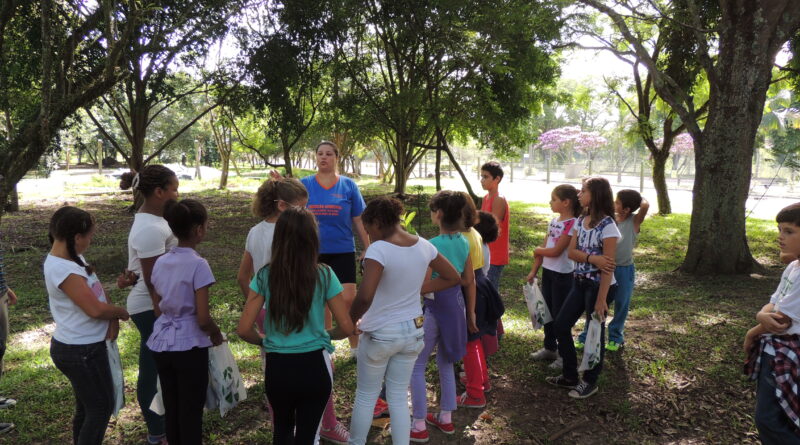 Crianças e adolescentes participam de atividades de educação ambiental