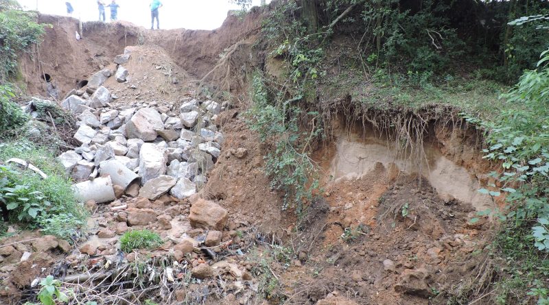 As obras de enrocamento estão sendo executadas no bairro São João Margem Esquerda (maio de 2015).