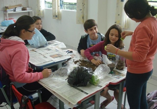 Alunos fizeram um minhocário para desenvolver as atividades das aulas de Ciência