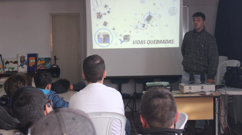 O acadêmico do curso de Jornalismo da Unisul, Reginaldo Osnildo, que retrata a sua experiência de vida através do Projeto Intitulado "Vidas Quebradas"