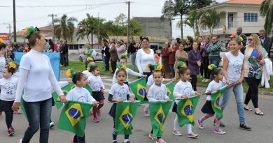 Os desfiles comunitários, organizados pela Fundação Municipal de Educação, prosseguem até sexta-feira (4).
