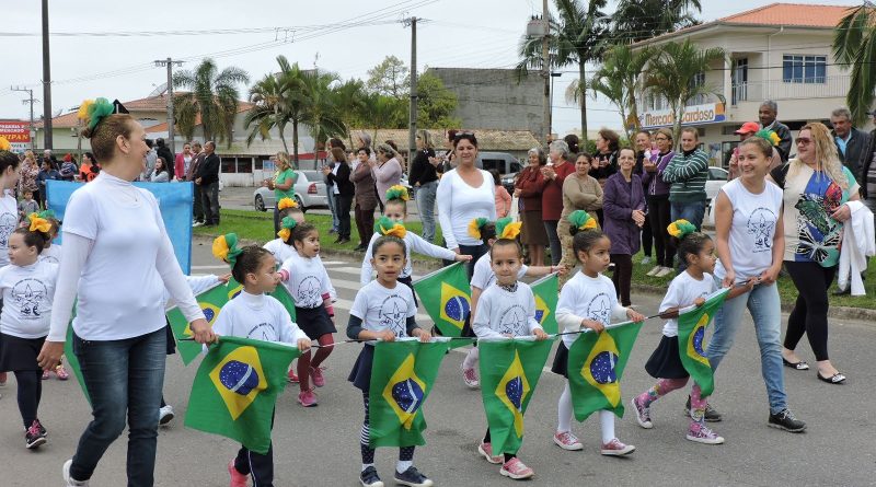 Os desfiles comunitários, organizados pela Fundação Municipal de Educação, prosseguem até sexta-feira (4).