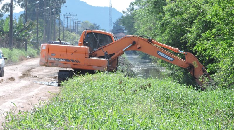 Limpeza da vala da avenida Visconde de Barbacena