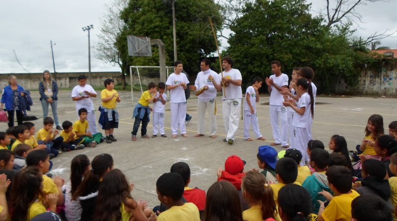 Os jovens estavam acompanhados por um instrutor de capoeira e um orientador social do Centro de Referência.