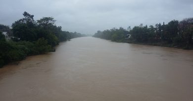 Imagem do Rio Tubarão feita na ponte Dilney Chaves Cabral, por volta das 13h.