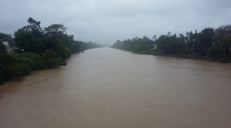 Imagem do Rio Tubarão feita na ponte Dilney Chaves Cabral, por volta das 13h.