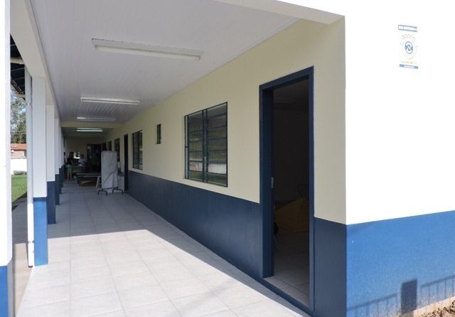 A unidade escolar ganhou duas salas de aula com quase 30 m² cada e banheiro integrado.