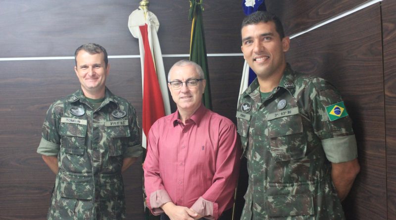 Nesta terça-feira (24), o major Marcelo Sousa de Pinho, que assumirá o cargo, realizou uma visita ao prefeito interino Jairo Cascaes.