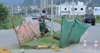 Nesta terça-feira (1º) a equipe da empresa Retrans esteve realizando a roçagem de grama do canteiro central da avenida Pedro Zapelini.