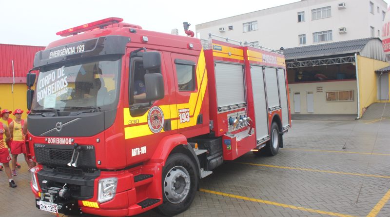 O novo caminhão é proveniente de um convênio entre o município e o Corpo de Bombeiros.