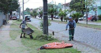Equipes ainda realizam os trabalhos de roçagem e limpeza na avenida Pedro Zapelini, no Bairro Santo Antônio de Pádua.