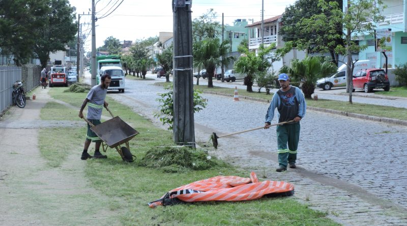 Equipes ainda realizam os trabalhos de roçagem e limpeza na avenida Pedro Zapelini, no Bairro Santo Antônio de Pádua.