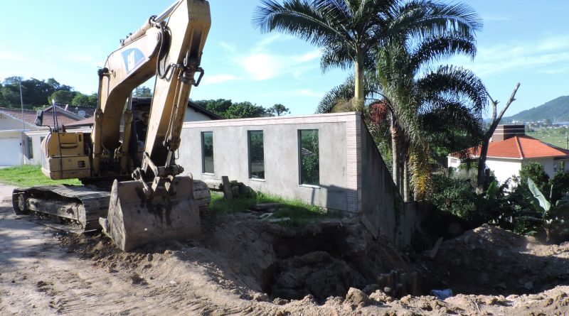 Finalizada a colocação das estacas, será feita a recuperação da drenagem da rua.