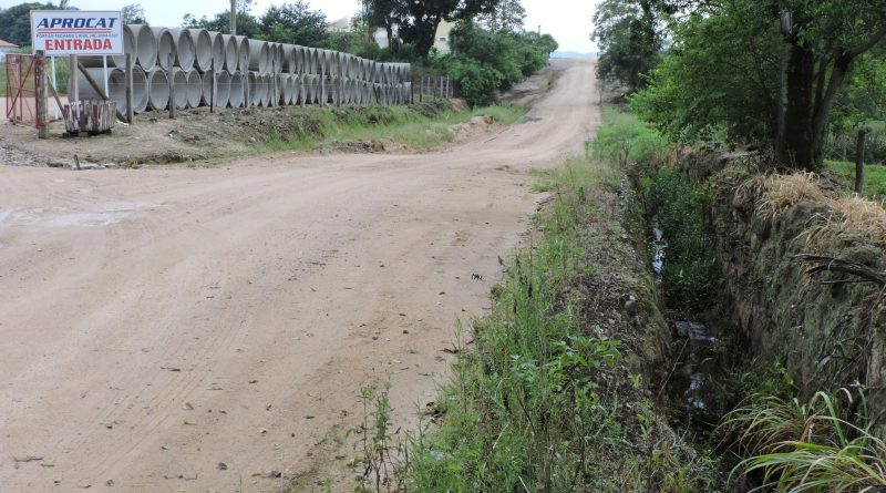 A obra de drenagem deve auxiliar no escoamento de água nos dias de chuva.