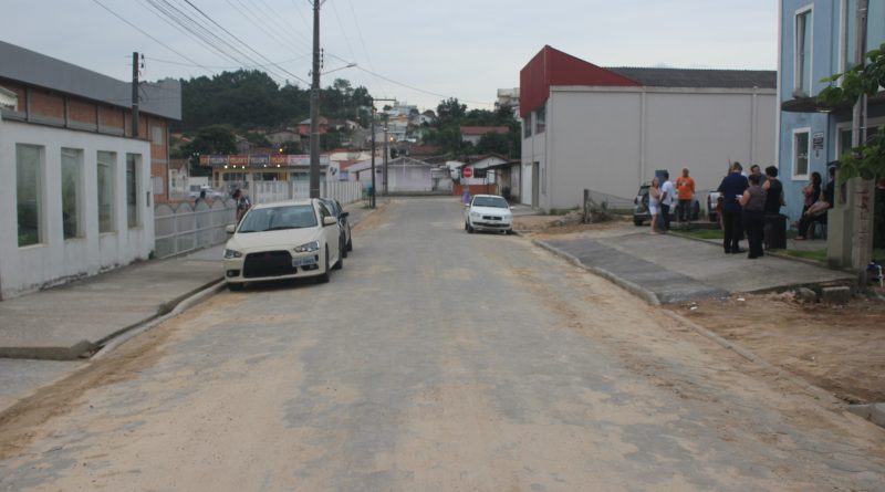 Rua foi pavimentada com recursos do município e do estado