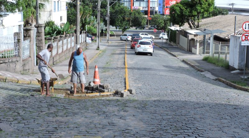 Rua Felipe Schmitd recebe obras de repavimentação