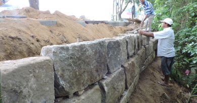 O muro, feito de pedras, tem capacidade para suportar o peso da terra que está no nível mais elevado que o restante da construção.