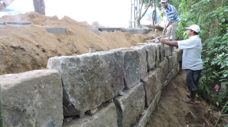 O muro, feito de pedras, tem capacidade para suportar o peso da terra que está no nível mais elevado que o restante da construção.