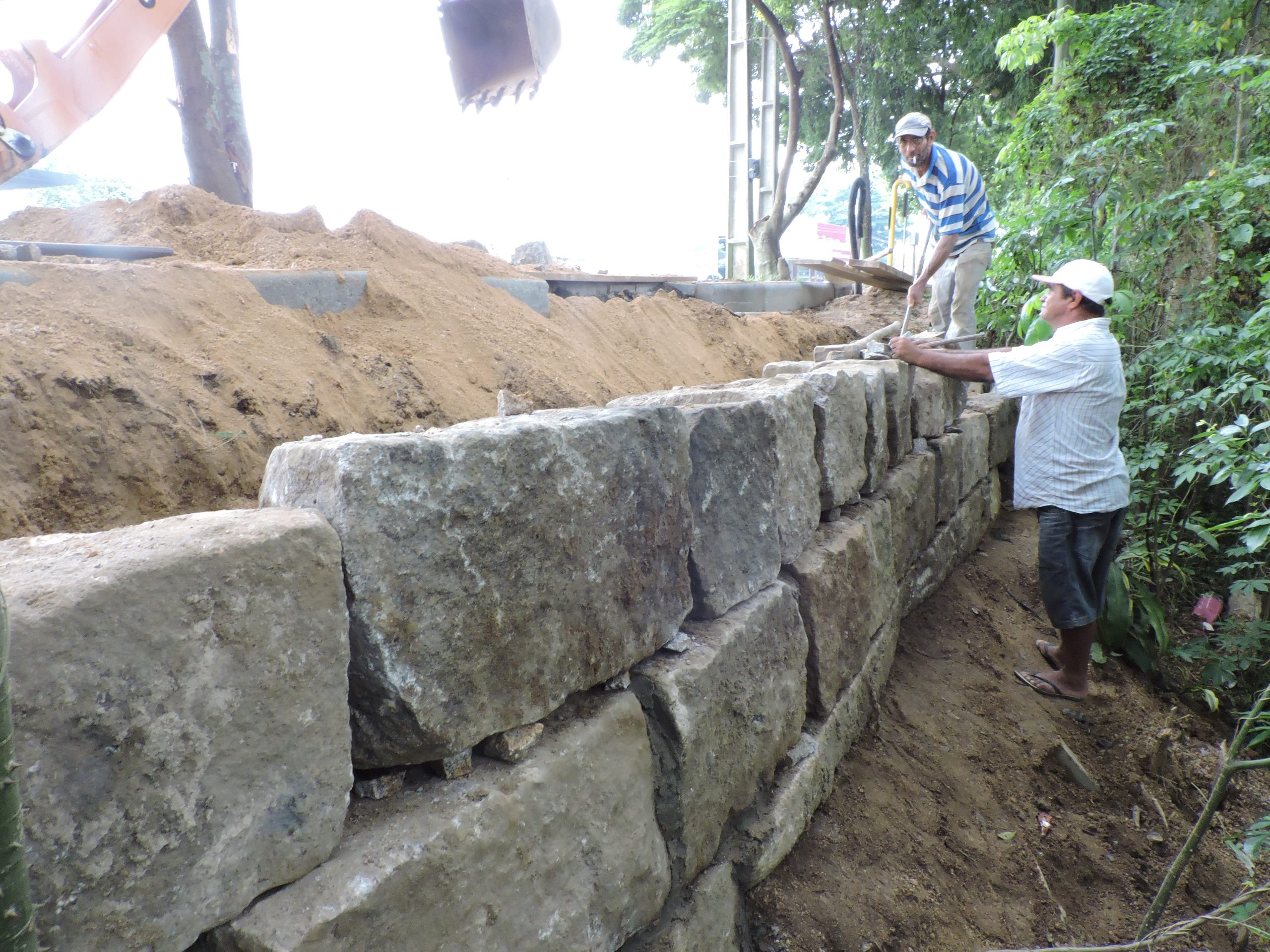 Muro de contenção é construído na beira-rio – Prefeitura de Tubarão