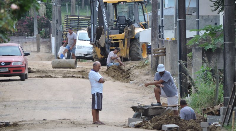 As obras estão em fase de colocação, alinhamento dos meios-fios e assentamento de lajotas.