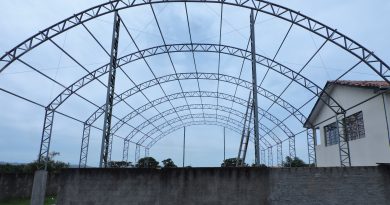 Cobertura de estrutura metálica na quadra esportiva da EMEB São Martinho