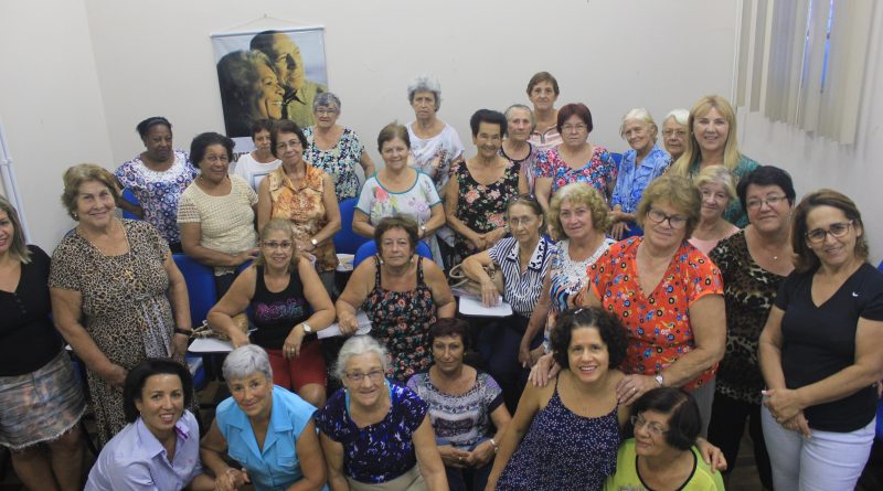 As reuniões com as voluntárias ocorrem mensalmente e com o grupo de idosos semanalmente.