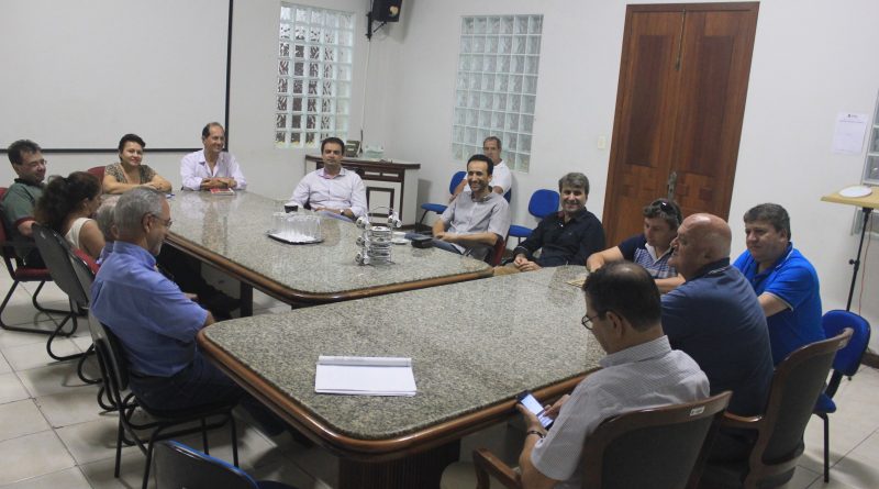 Reunião sobre acúmulo de lixo.