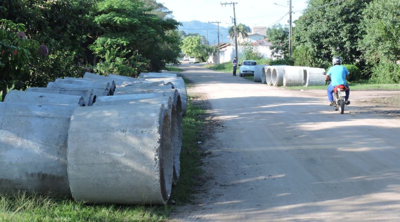Tubos de drenagem na rua São Luiz.