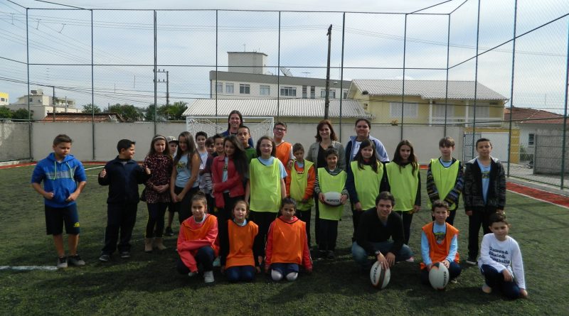Os alunos com idade entre 10 a 12 anos participaram da Oficina do Esporte.