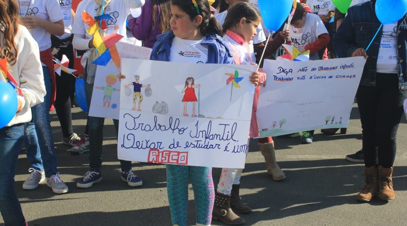 Criança lutando por seus direitos na 2ª caminhada
